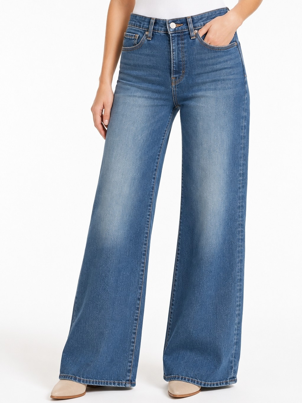 Levi’s 318 Shaping Wide Leg Jeans Size 28 Petite 26” Inseam Medium Wash chic